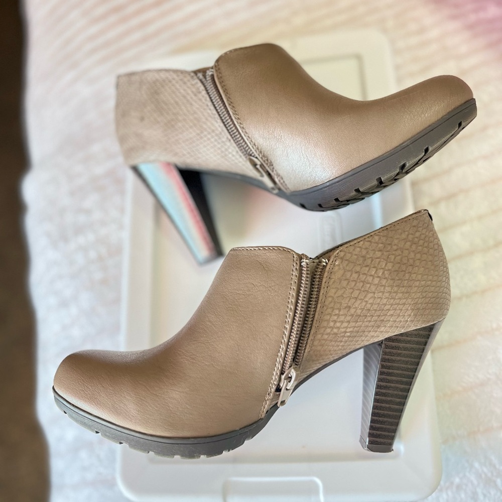 Women’s White Mountain booties grey/taupe